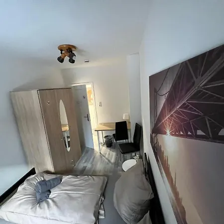 Проживание в семье Schoenes Einfaches Zimmer In 109 *